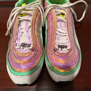 NIKE, WOMEN’S MULTICOLORED AIR MAX, DESIGNER RUNNING SNEAKERS.    Size: 9.5